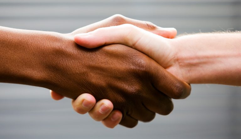 MAIORIA NO BRASIL, NEGROS NÃO PASSAM DE UM QUINTO DA LIDERANÇA EM GRANDES BANCOS